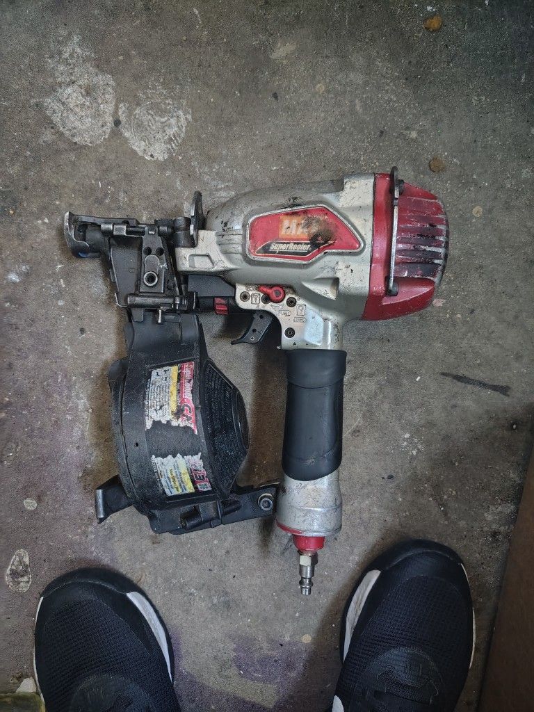 MAX USA CORP SuperRoofer CN445R3 Roofing Coil Nailer up to 1-3/4"