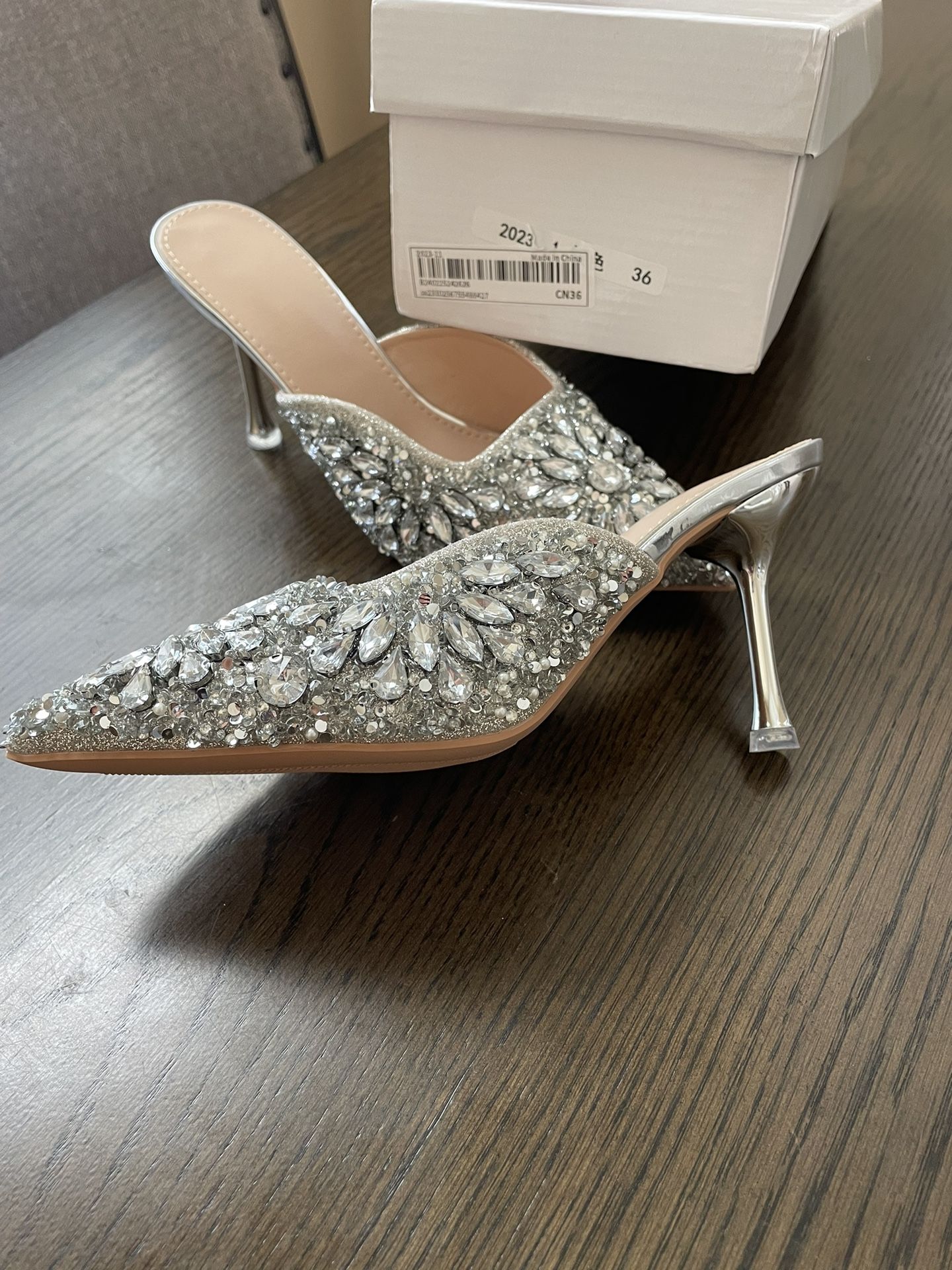 Beautiful elegant Women’s Heel. New in box. Size 36 (6). Great detail