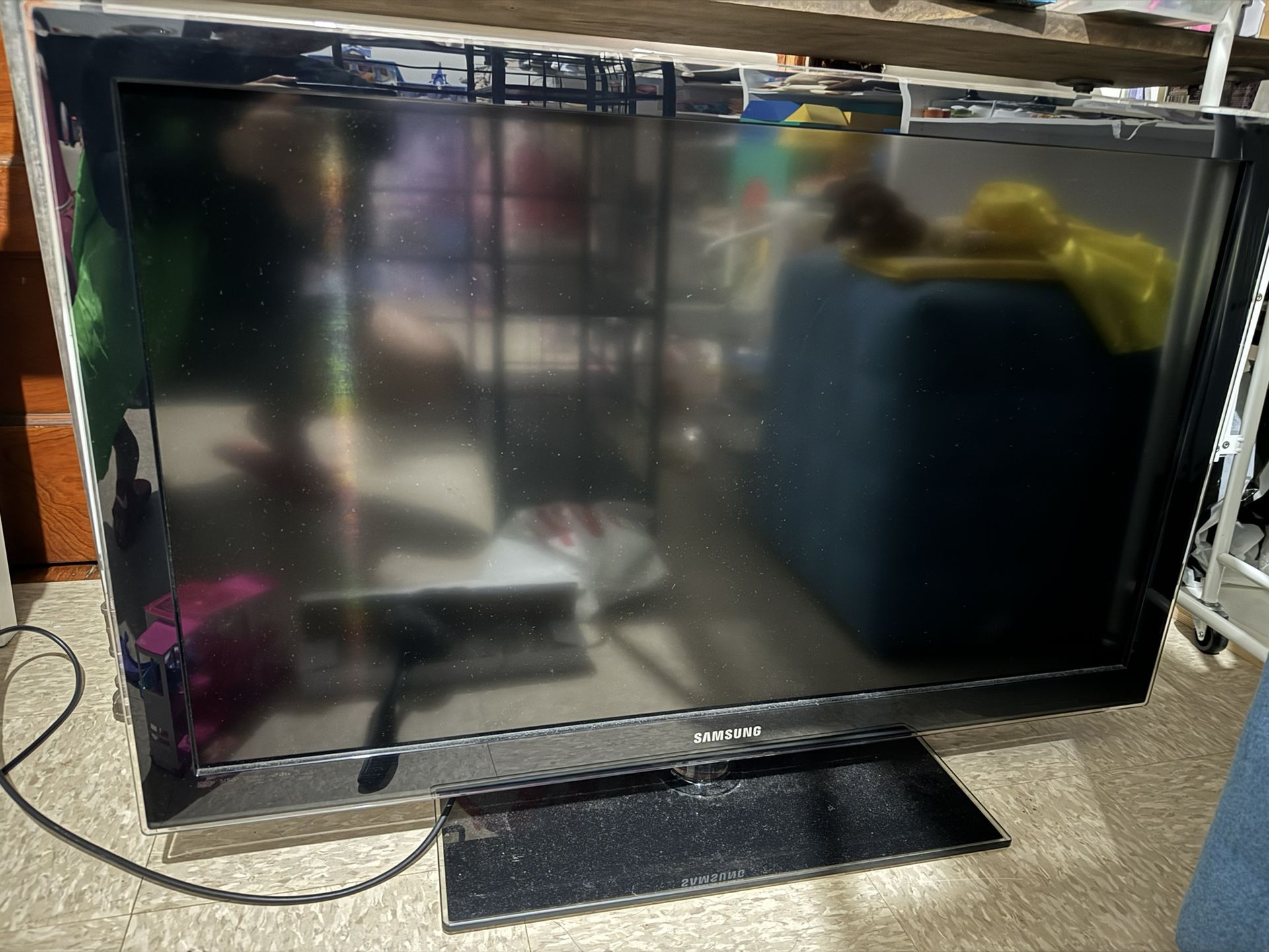 Samsung TV 32 Inch LN40C630 (not smart tv) with remote (retro gaming connection)