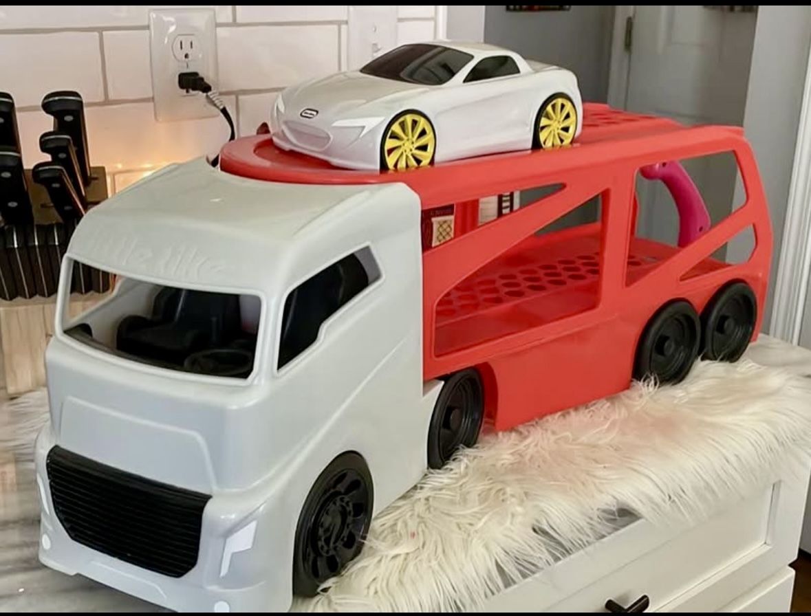 VINTAGE LITTLE TIKES TOY CAR CARRIER & 1 CAR
