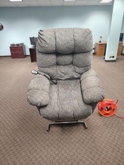 Lift Chair like new just needs cleaning