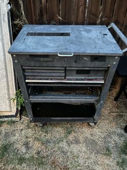Tool cart missing a drawer