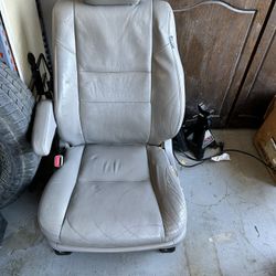 06 Tundra Limited Leather Seat