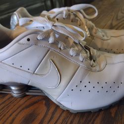$20 Price Drop! Women's 7.5 Nike SHOX 