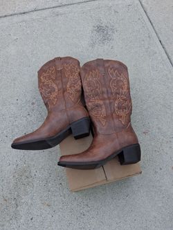 Brown cowgirl boots size 9