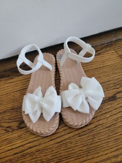 Girl sandles  size 4