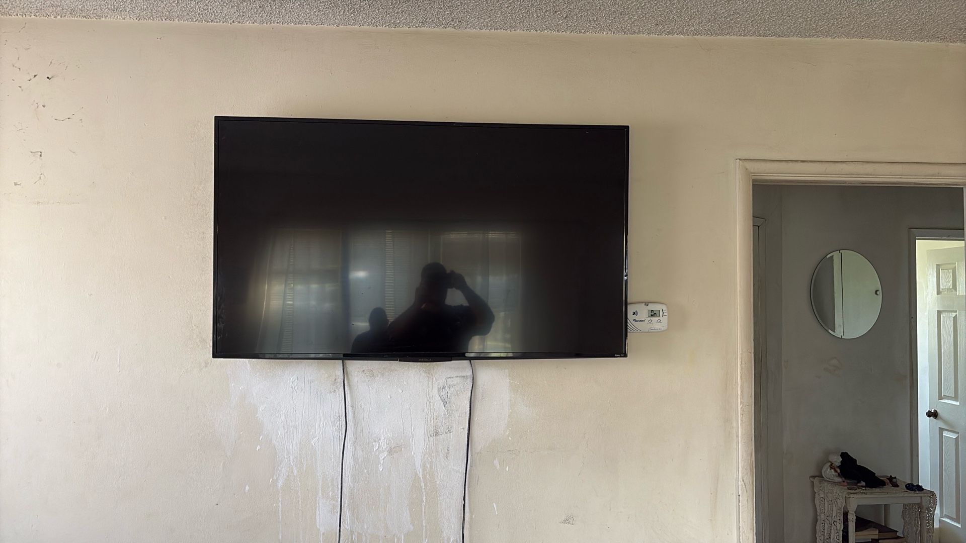 Insignia 55 inch flatscreen TV with wall mount 75 or best offer