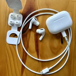 Apple AirPods Pro (wireless/lightning case)