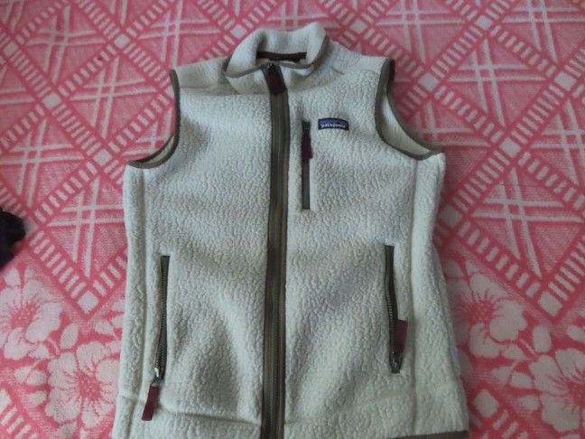 Patagonia Women’s Retro Pile Vest Fleece Size small [STY22825] Cream-Olive Green