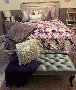 Queen size bedroom set pink champagne color