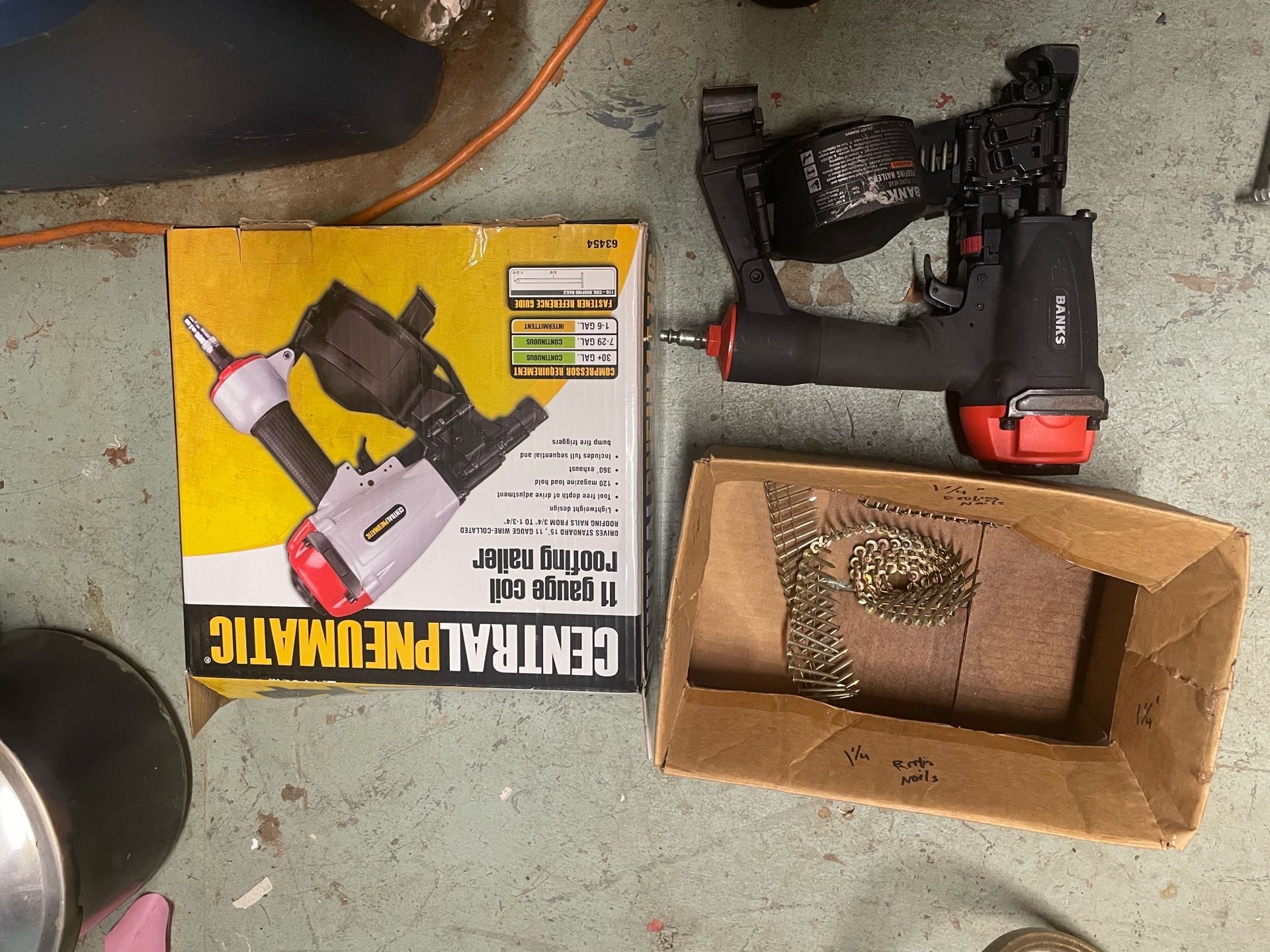 Roofing nail gun and nails for it