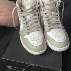 Air Jordan 1 Mid, College Grey Jordans 