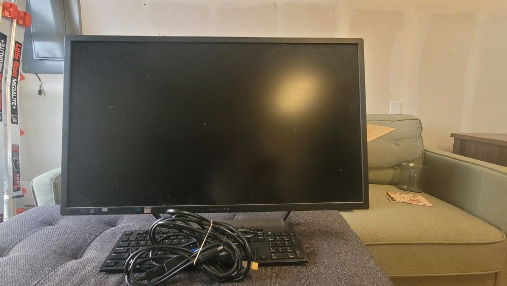 Hp 32" Monitor With Keyboard