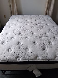 Ashley Furniture M69731 Queen Mattress & Foldable Metal Platform Sturdy Steel, No Box Spring Needed