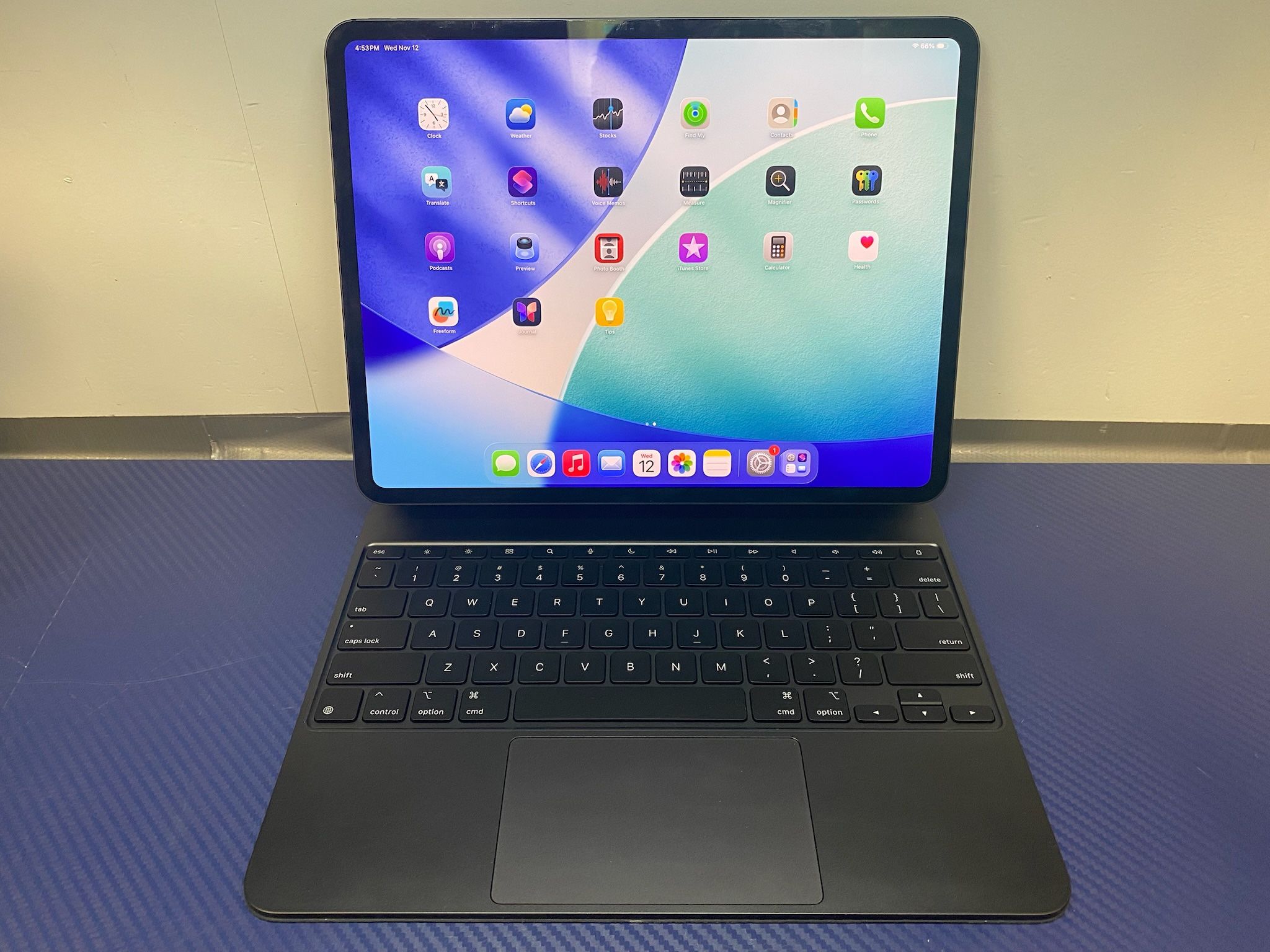 Apple 13" iPad Pro M4 Wi-Fi + Cellular 256GB with OLED with Magic Keyboard