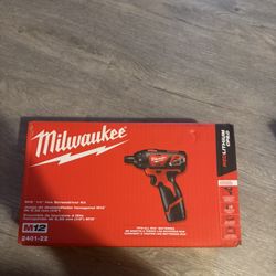 Milwaukee M12 12V Lithium-Ion Cordless 1/4 in. Hex Screwdriver Kit with Two 1.5Ah Batteries, Charger and Tool Bag