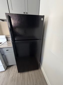 GE Black Refrigerator 18CU, FT - Black Fridge