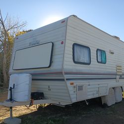 TRAVEL TRAILER 18 FT