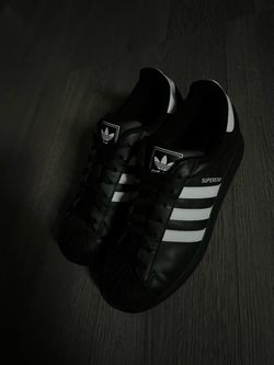 Black Adidas superstar