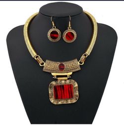 NIP - Necklace & Earrings Set
