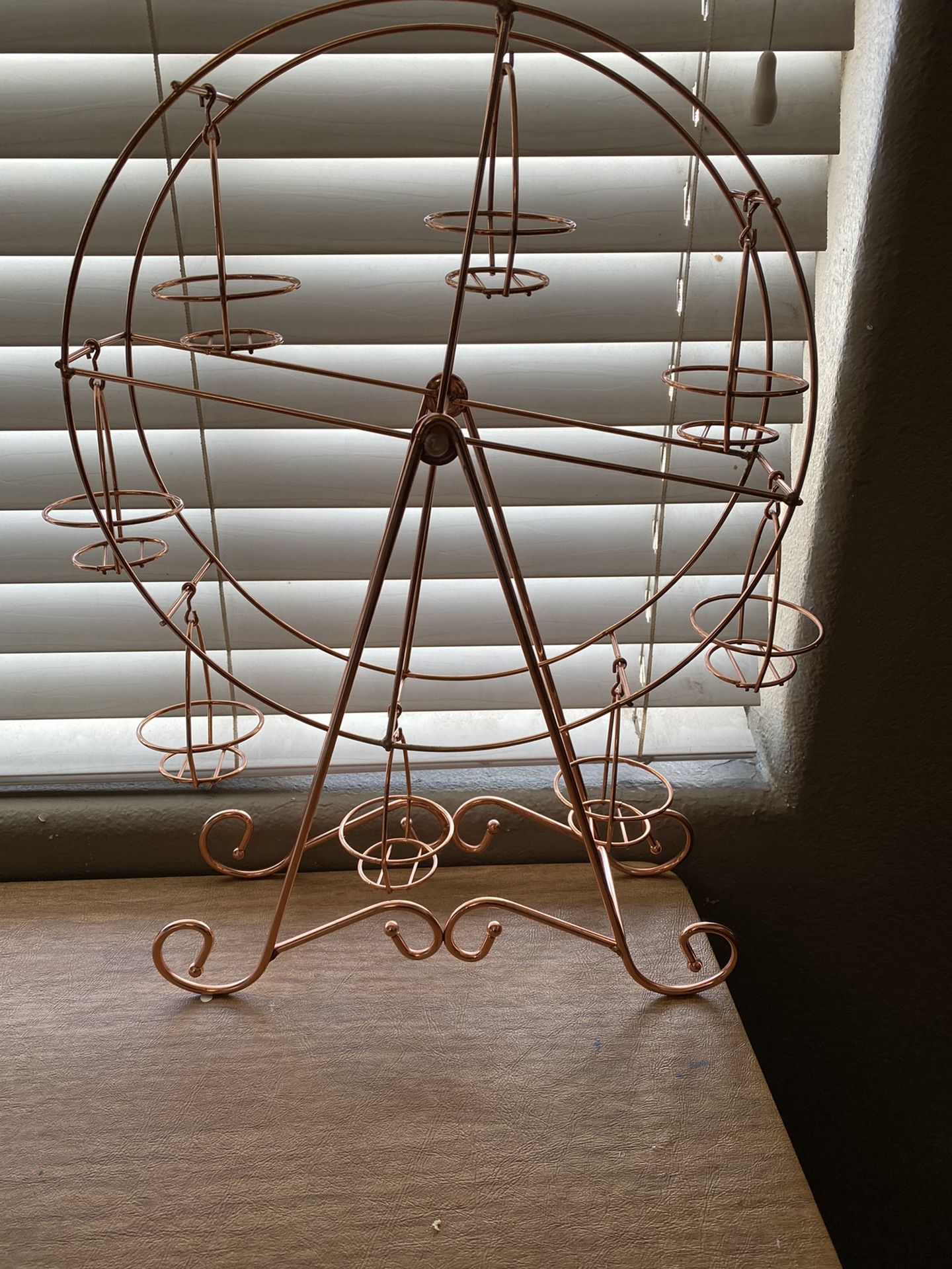 Ferris wheel cupcake holder