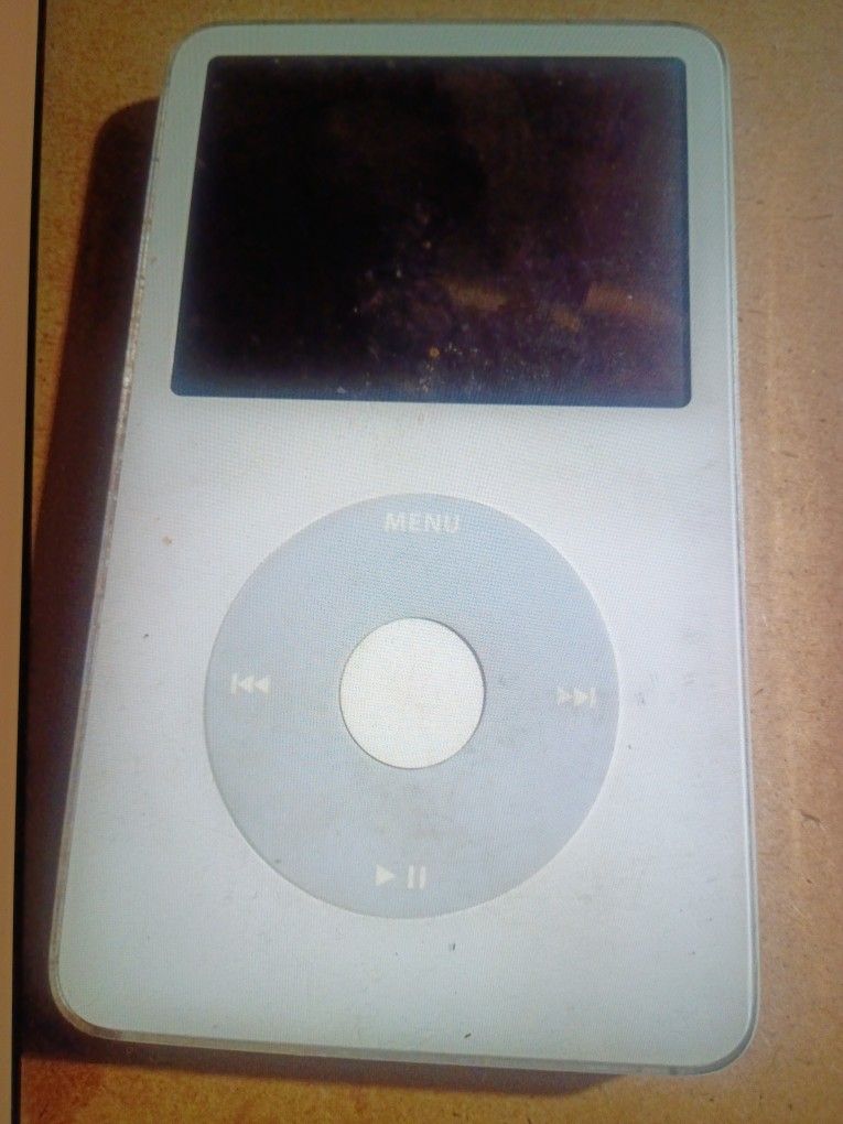 APPLE IPOD CLASSIC A1136. 4TH GENERATION 60 GB. WHITE. PRE OWNED WORKS