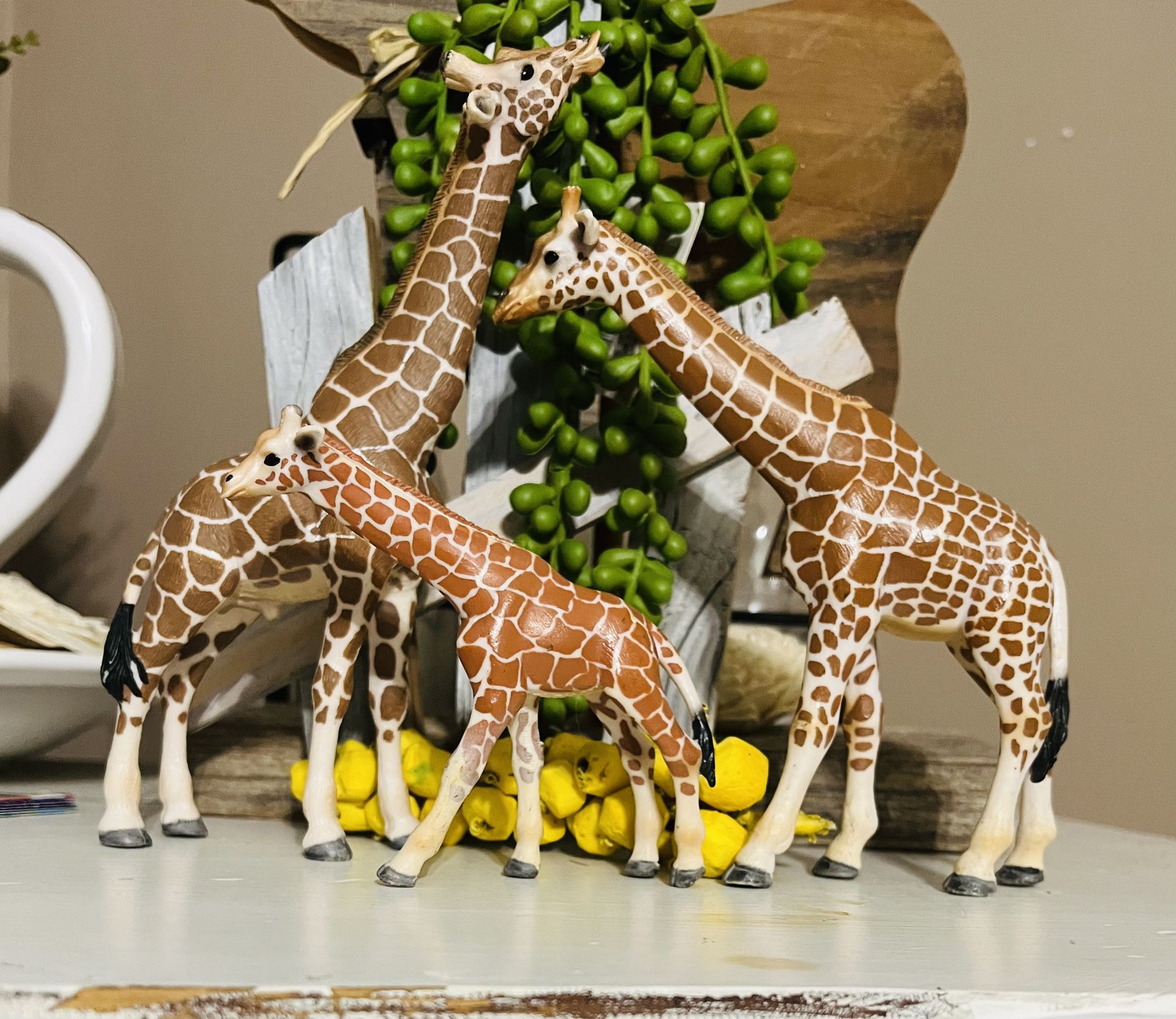 Beautiful RETIRED Schleich 3 Family Giraffe Family