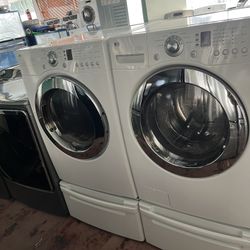 Lg Washer And Lg Electric Dryer W/pedestal 