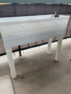 Raised garden bed