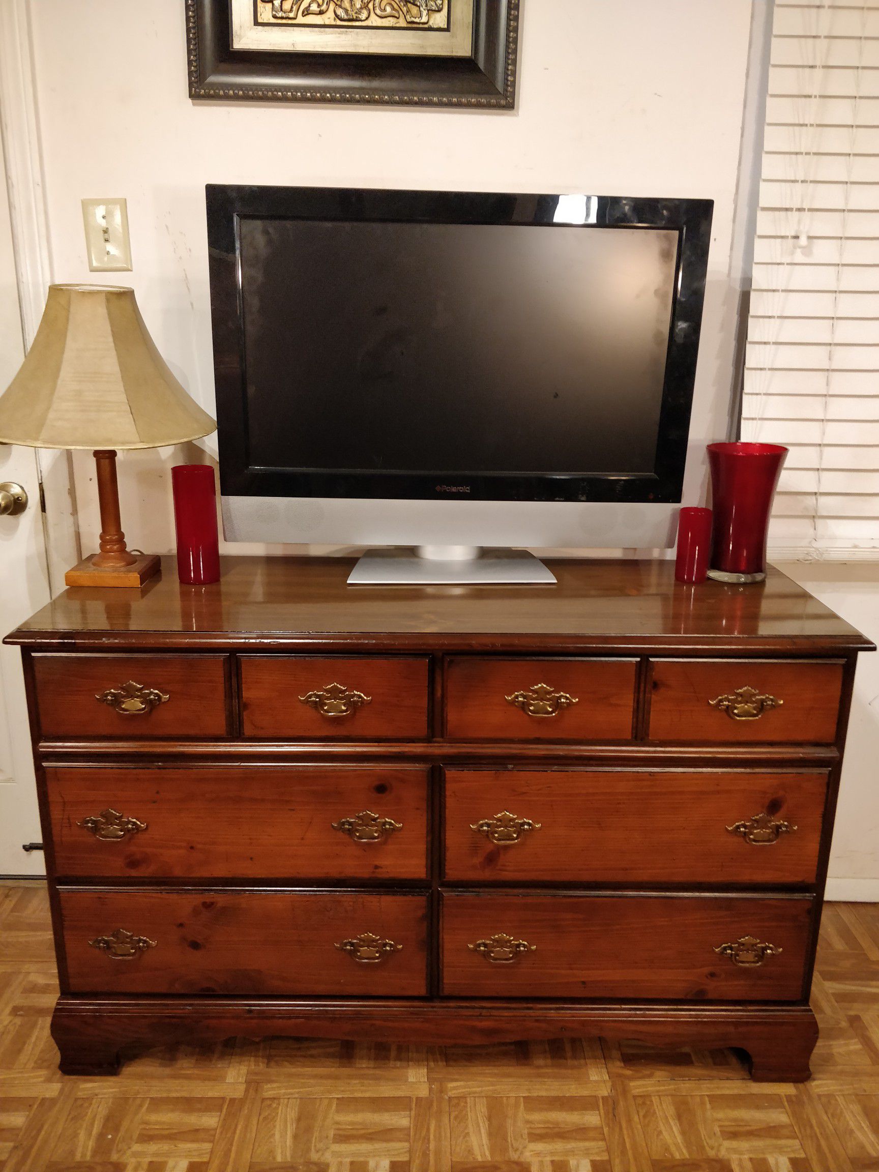 Nice solid wood dresser with drawers in good condition, all drawers sliding smoothly. L50"*W18"*H31.2"