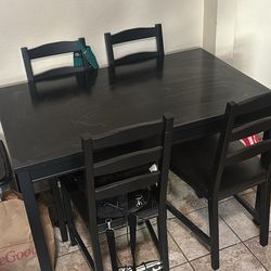 Black Table w/4 Chairs