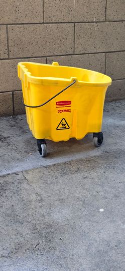 Rubbermaid Bucket