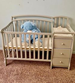 Never used 4 in 1 baby convertible crib