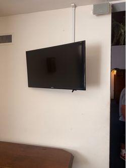 Samsung 40” LED TV — Wall Mounted / Works Great