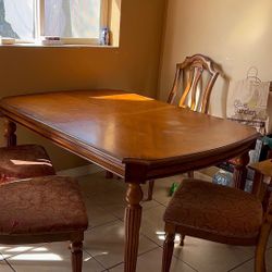 nice wooden dinning table plus 5 chairs