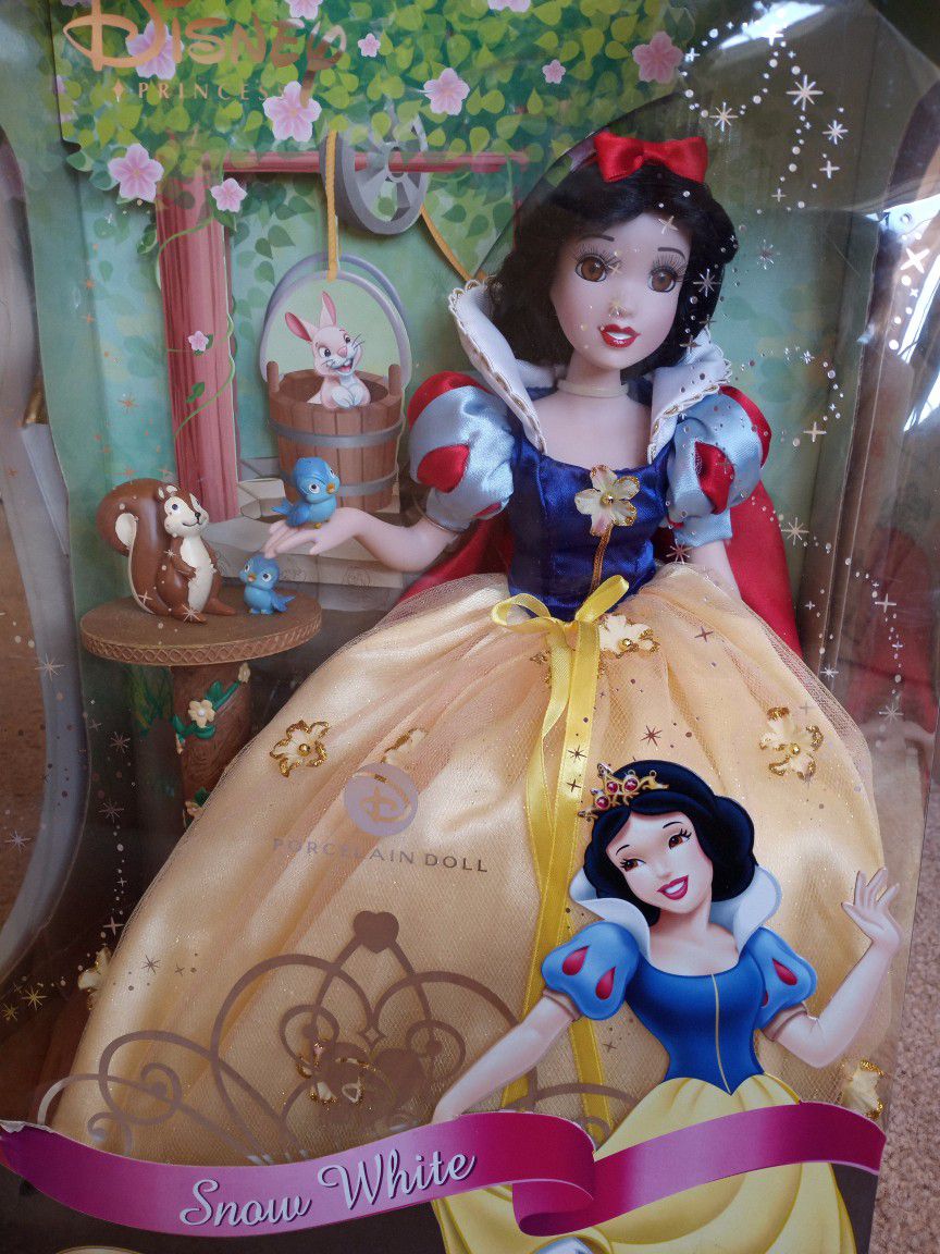 Disney Princess Snow White Collectable Porcelain Doll