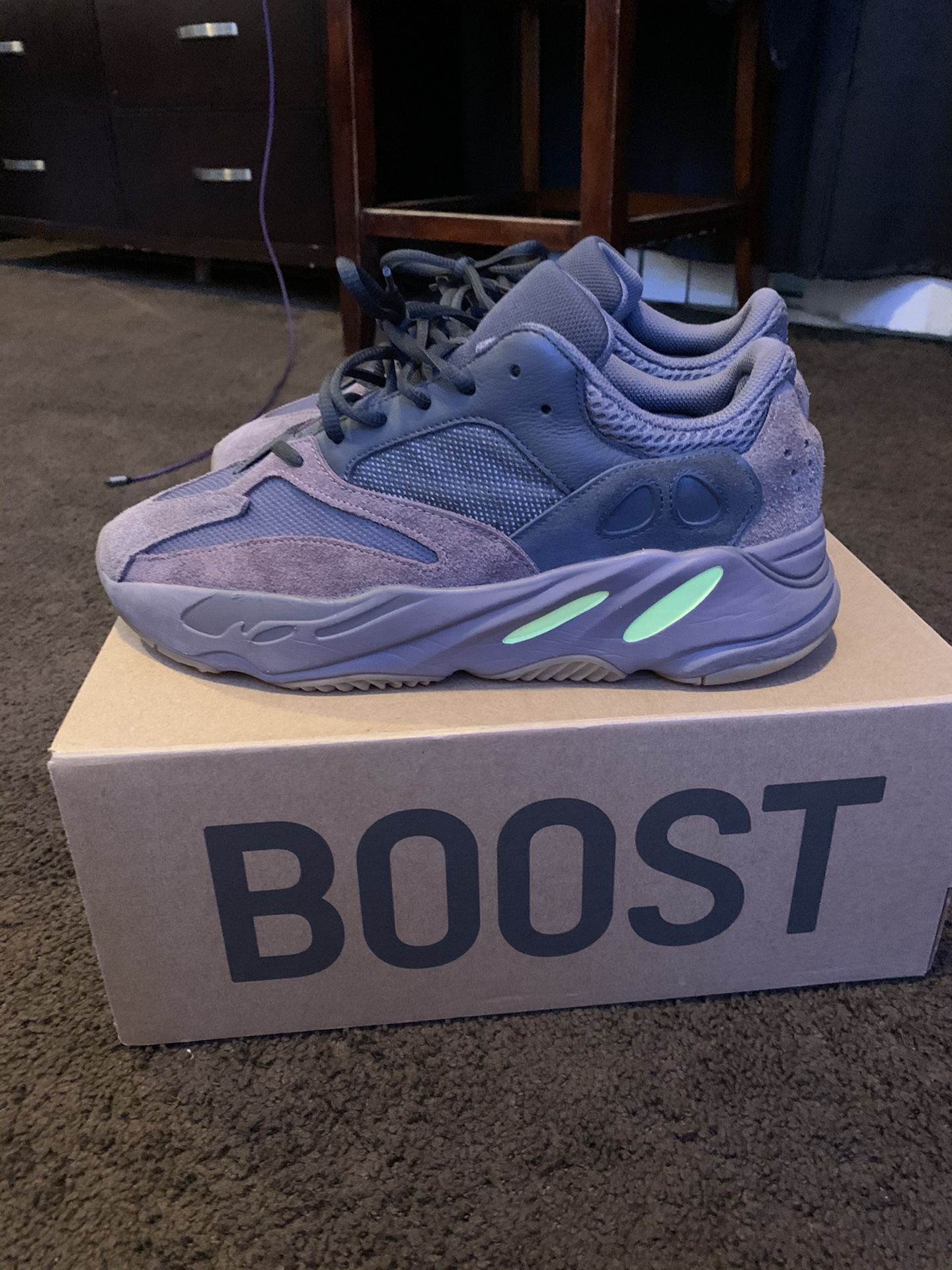 yeezy 700 mauve size 10