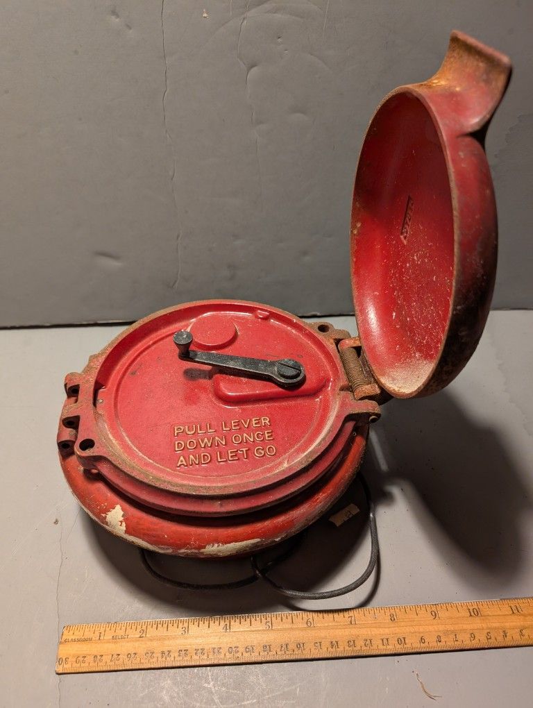 ANTIQUE INDUSTRIAL HOLTZER CABOT FIRE ALARM CALL BOX 9701 OLD PULL LEVER
