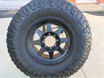 37 12.50 R18 Nitto Ridge grappler with Methon rims