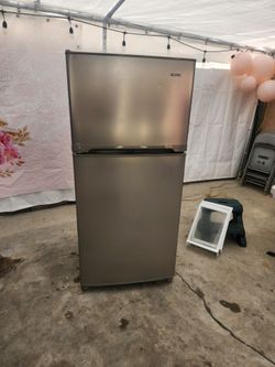 Kenmore 18 cu ft apartment size stainless steel fridge with an icemaker