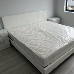 King Size Bed And 2 Nightstands - Cama Tamaño King Y 2 Mesitas De Noche 