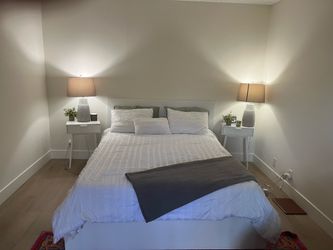 2 Lamps and 2 Bedside Tables