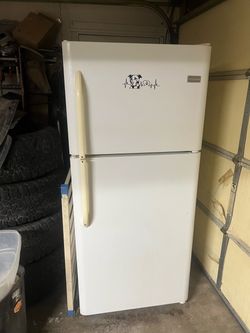 Frigidaire Top-Freezer Refrigerator White