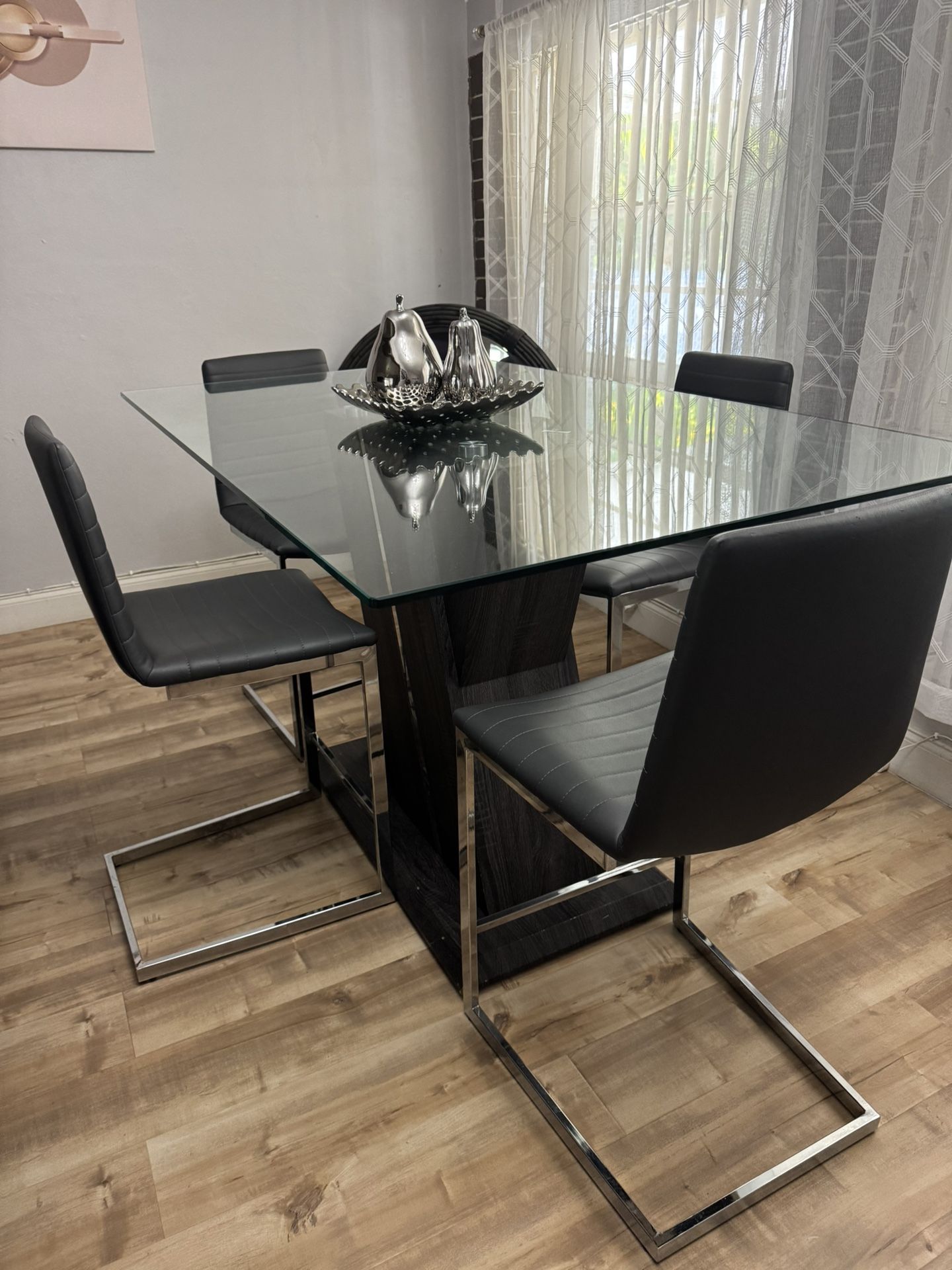Table With 4 Chair 