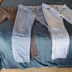 MEN'S 5O1 BUTTON FLY LEVI'S, 34W X 32L STILL IN GOOD SHAPE. 