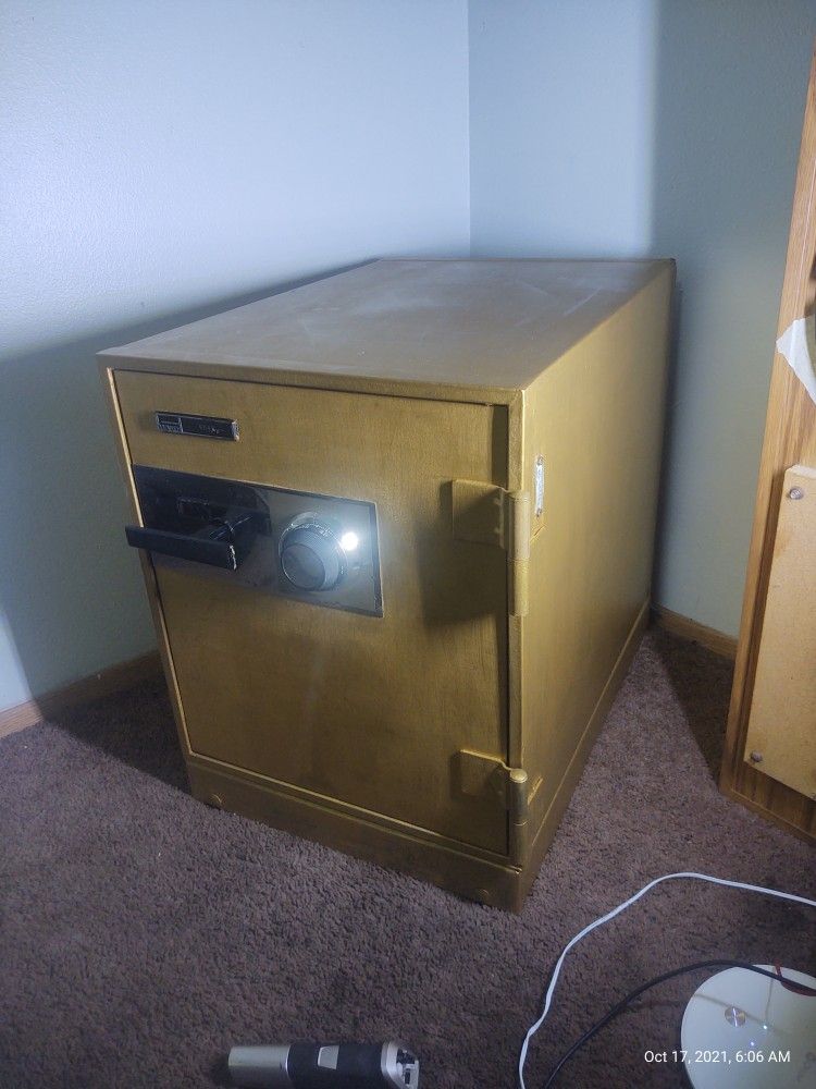 Montgomery Ward Safe Model 9042. in great condition works comes with combination