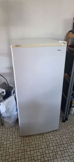 WHIRLPOOL 5 CUBIC FEET UPRIGHT FREEZER