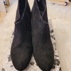 NWOT CL by Laundry Booties 