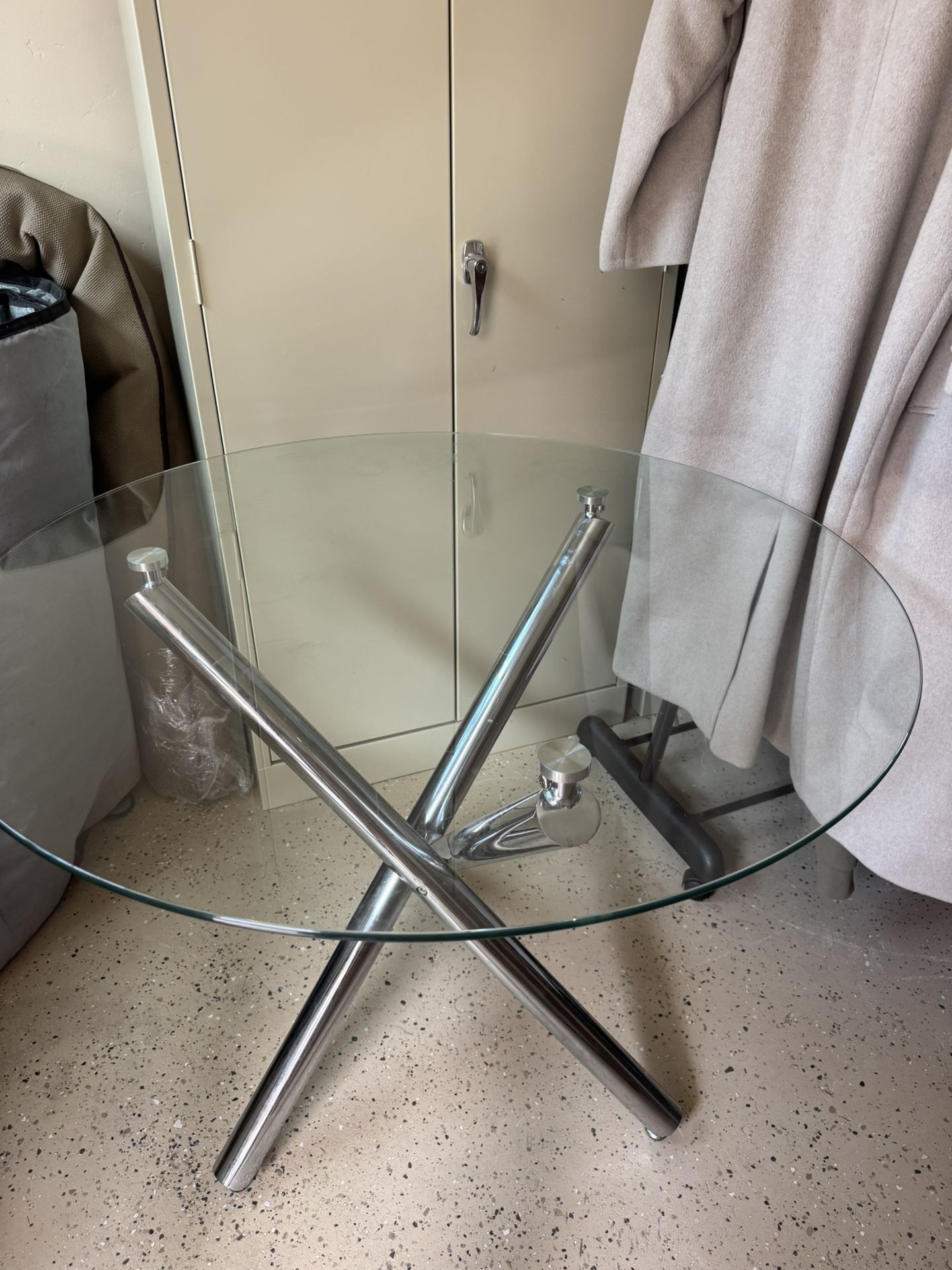 Modern Glass Dining Table – 35” Round x 30” High