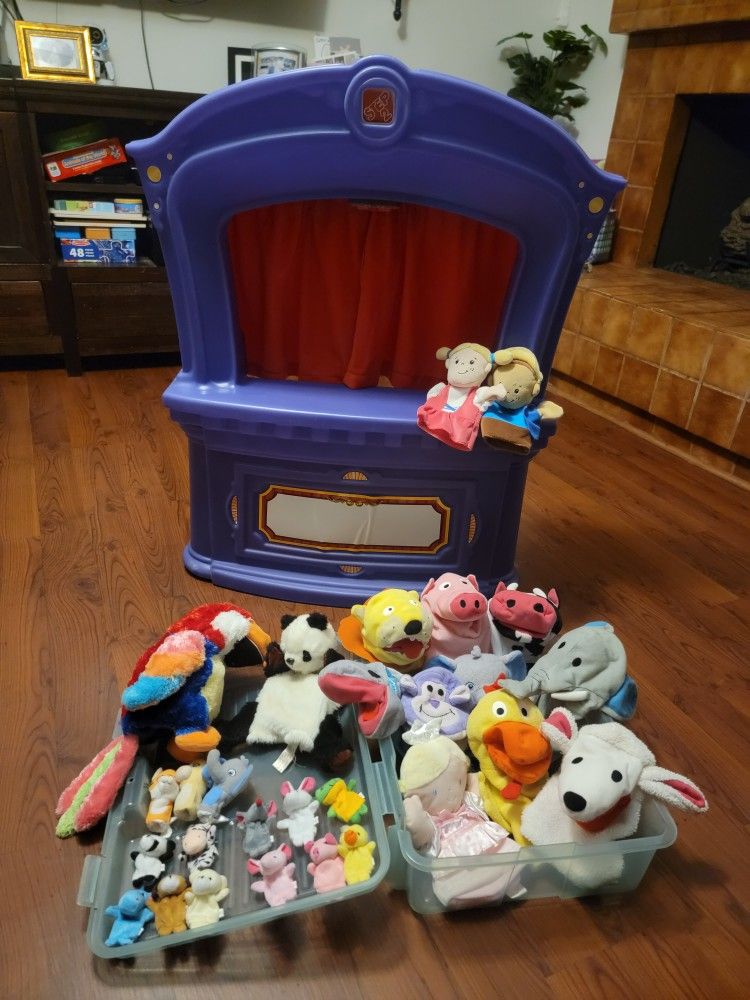 Step2 Purple Puppet Theatre With 28 Puppets In Case